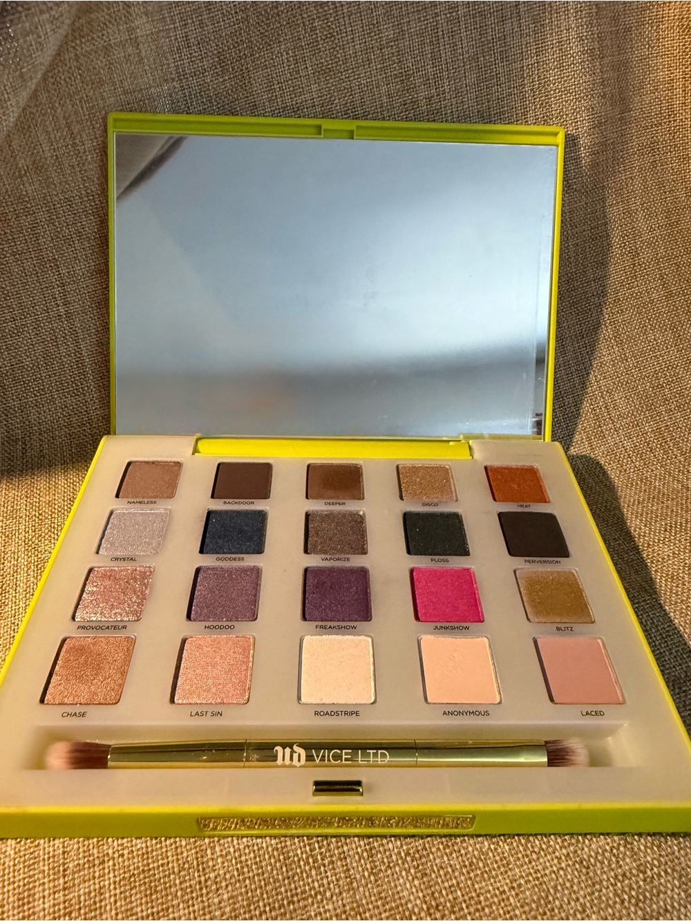 Urban Decay Vice LTD Neon Lime Green Eyeshadow Palette - Picture 4 of 6